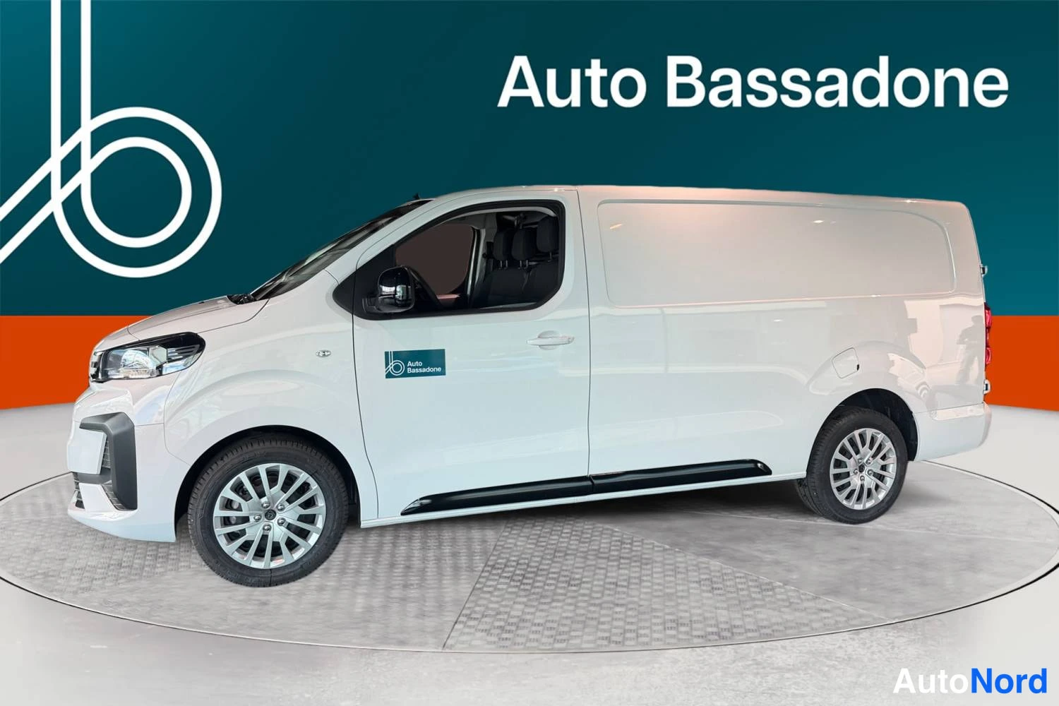 Valkoinen Peugeot Expert 2026, etuviisto, keula vasemmalle, kuva 2
