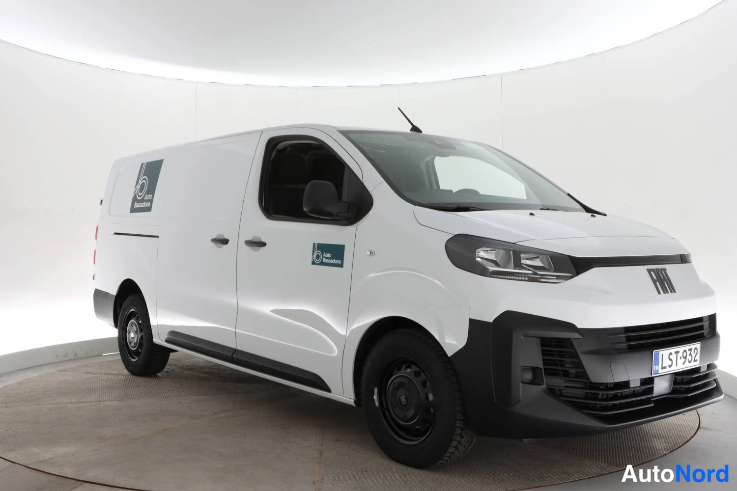 Valkoinen Fiat Scudo 2025, etuviisto, keula oikealle, kuva 2