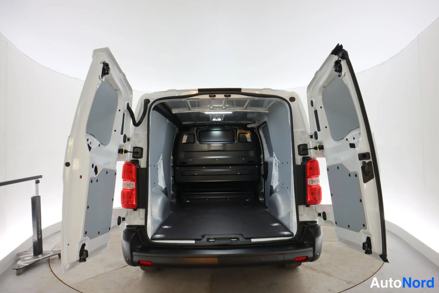 Valkoinen Fiat Scudo 2025, takaa, kuva 10