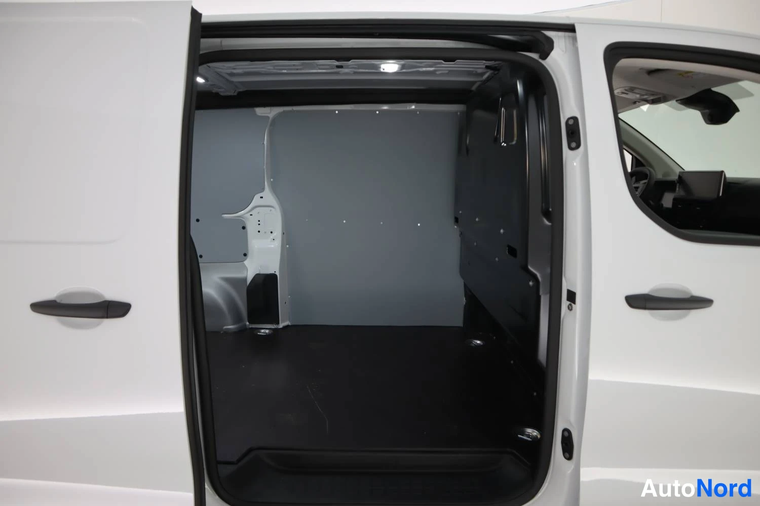 Valkoinen Fiat Scudo 2025, sivulta, kuva 6