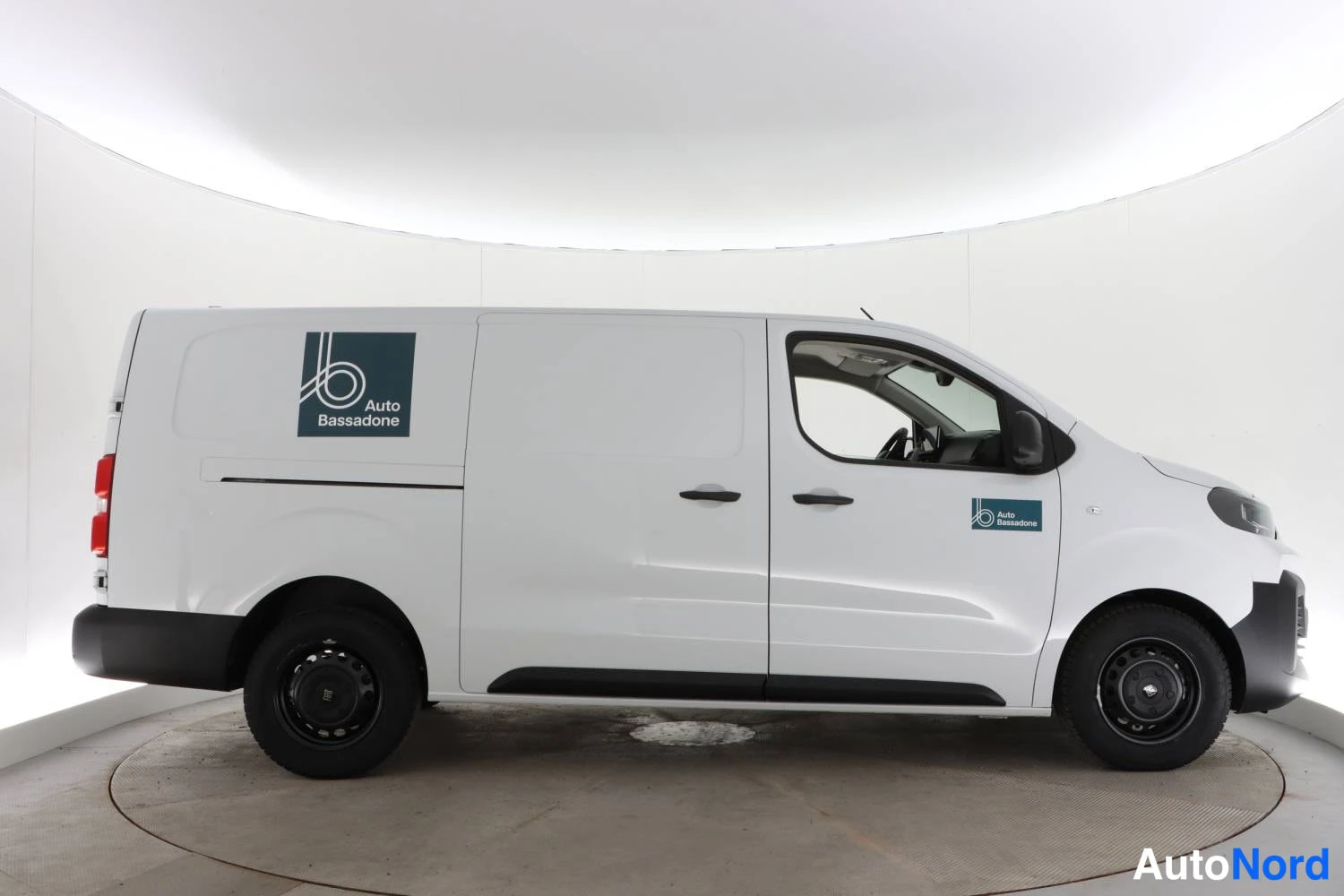 Valkoinen Fiat Scudo 2025, sivulta, kuva 4