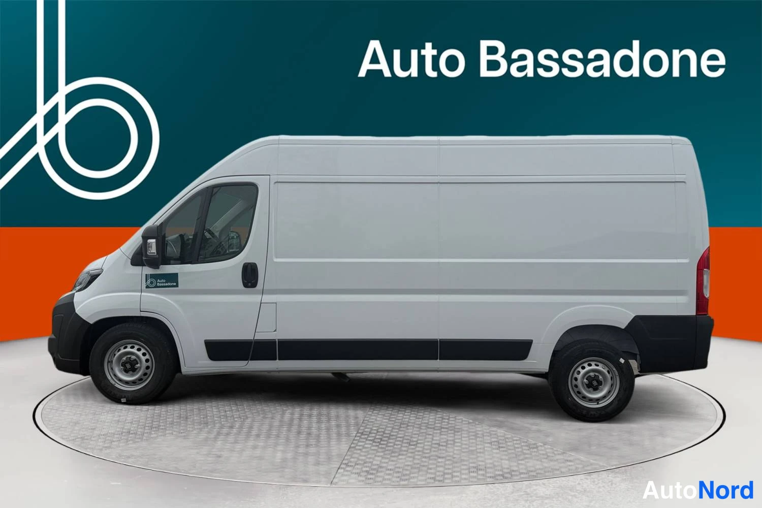 Valkoinen Fiat Ducato 2026, etuviisto, keula vasemmalle, kuva 2