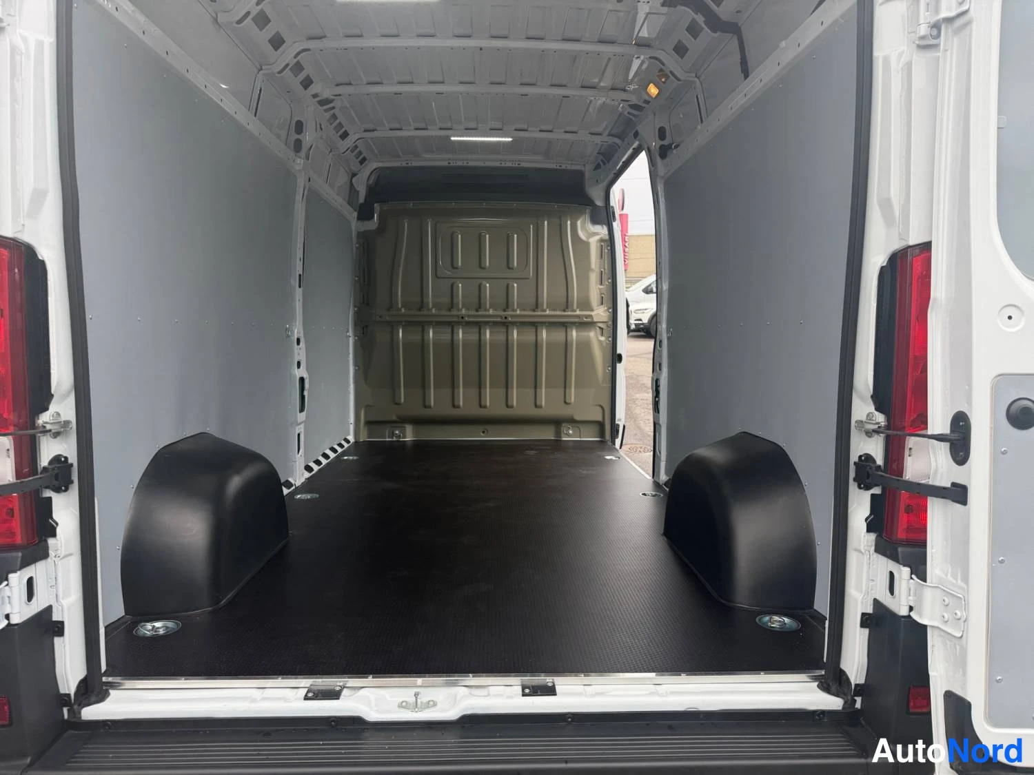 Valkoinen Fiat Ducato 2026, takaa, kuva 9