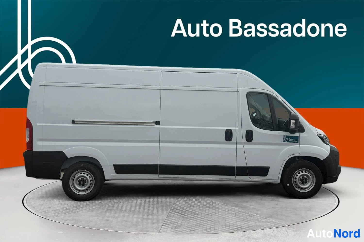 Valkoinen Fiat Ducato 2026, sivulta, kuva 5