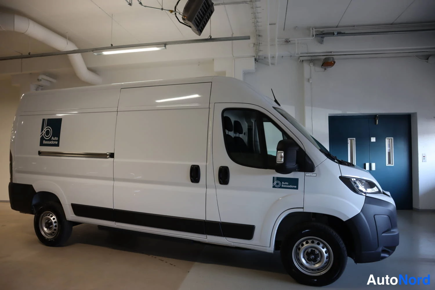 Valkoinen Citroen jumper 2024, etuviisto, keula oikealle, kuva 2