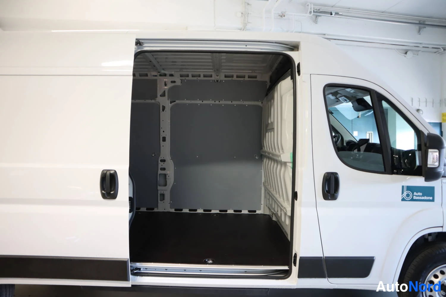 Valkoinen Citroen jumper 2024, sivulta, kuva 4