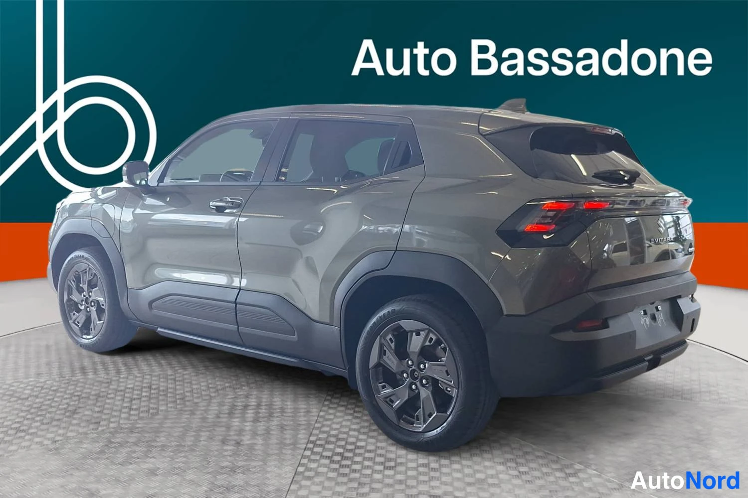 Harmaa Suzuki Vitara 2026, takaviisto, kuva 7