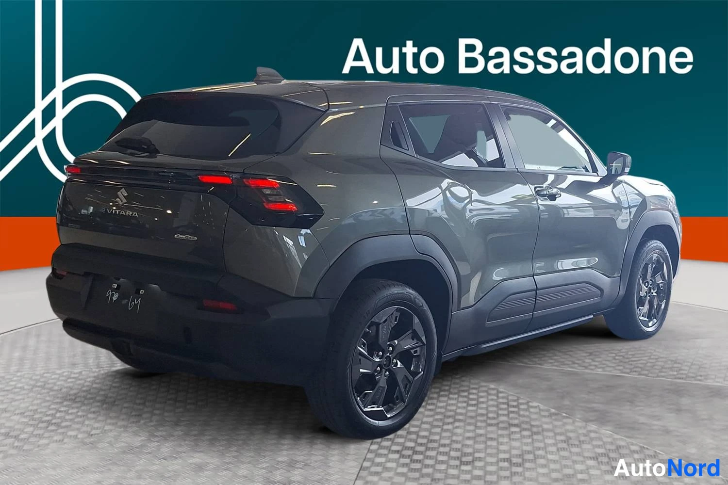 Harmaa Suzuki Vitara 2026, takaviisto, kuva 5