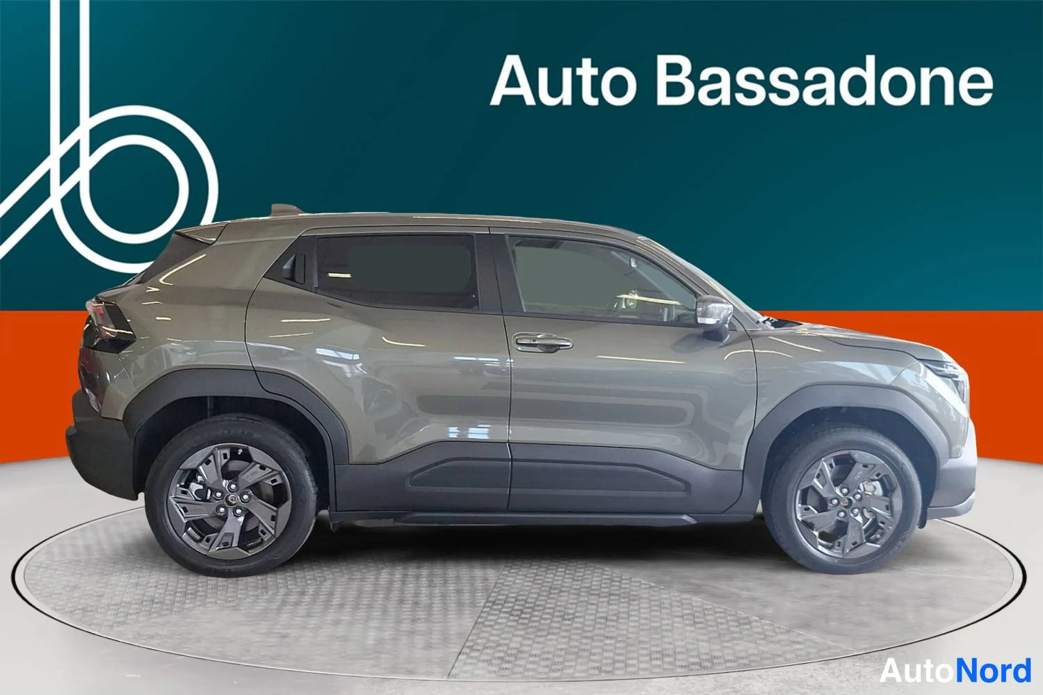 Harmaa Suzuki Vitara 2026, takaviisto, kuva 6