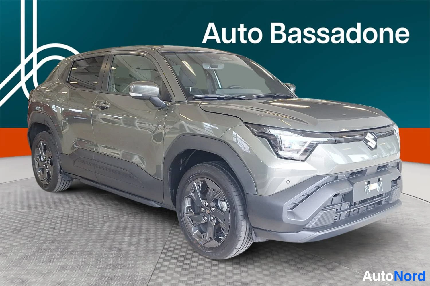 Harmaa Suzuki Vitara 2026, etuviisto, keula oikealle, kuva 2