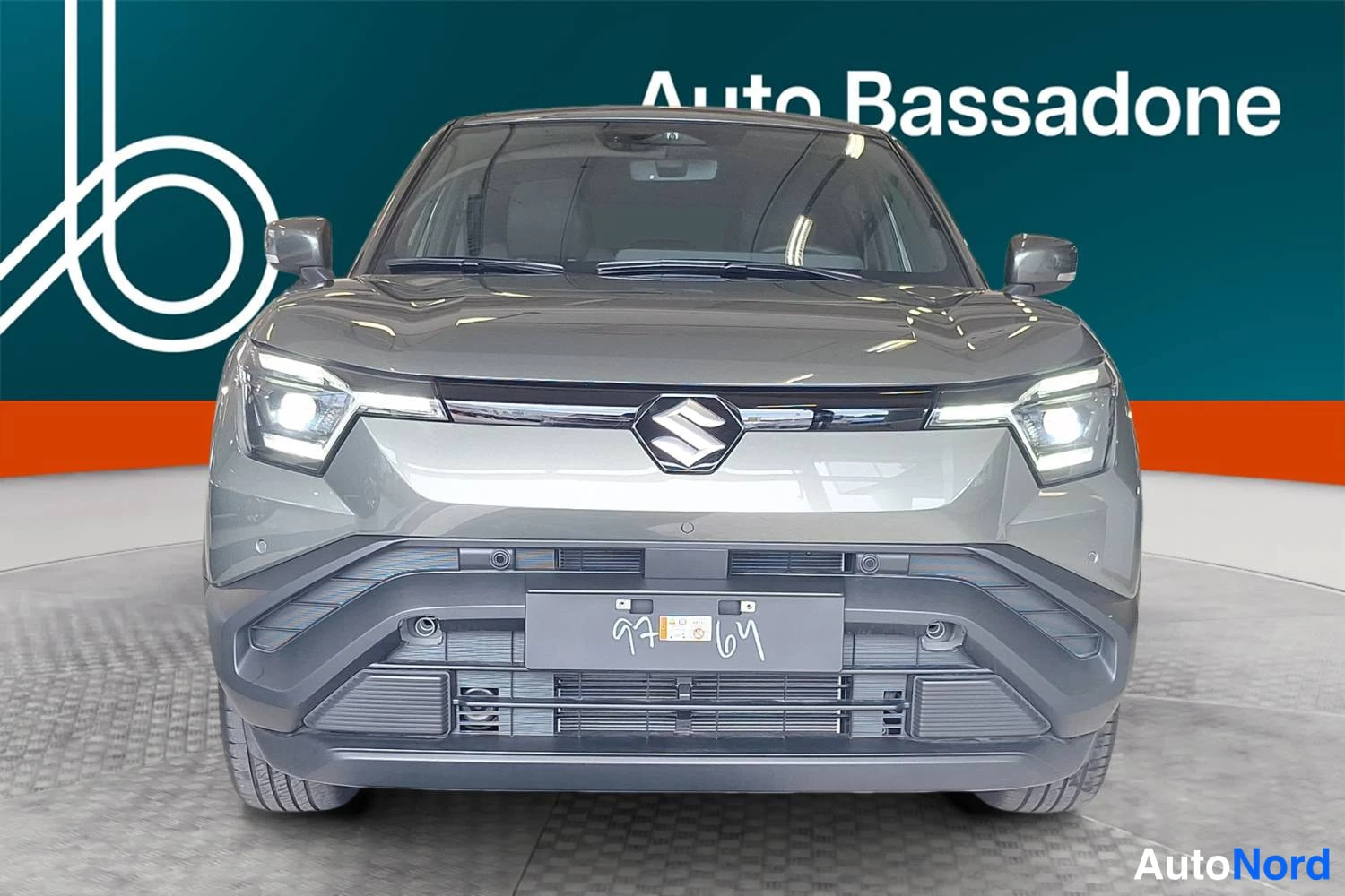Harmaa Suzuki Vitara 2026, edestä, kuva 3