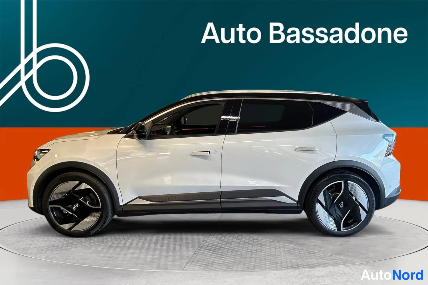 Vit Renault Scenic E-Tech electric 2026, från sidan, bild 4