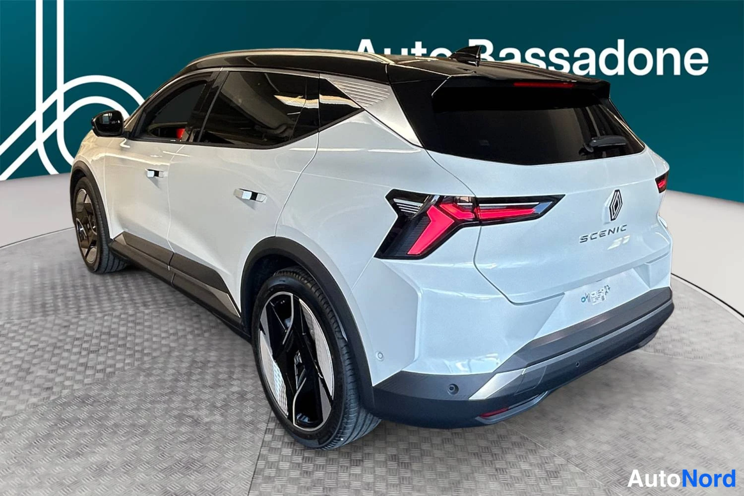 Vit Renault Scenic E-Tech electric 2026, snett bakifrån, bild 6