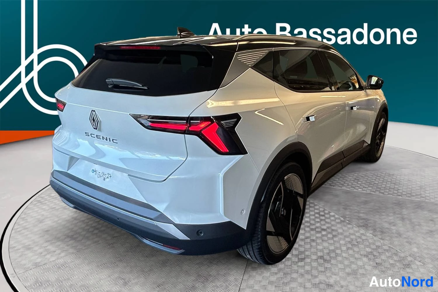 Vit Renault Scenic E-Tech electric 2026, snett bakifrån, bild 7