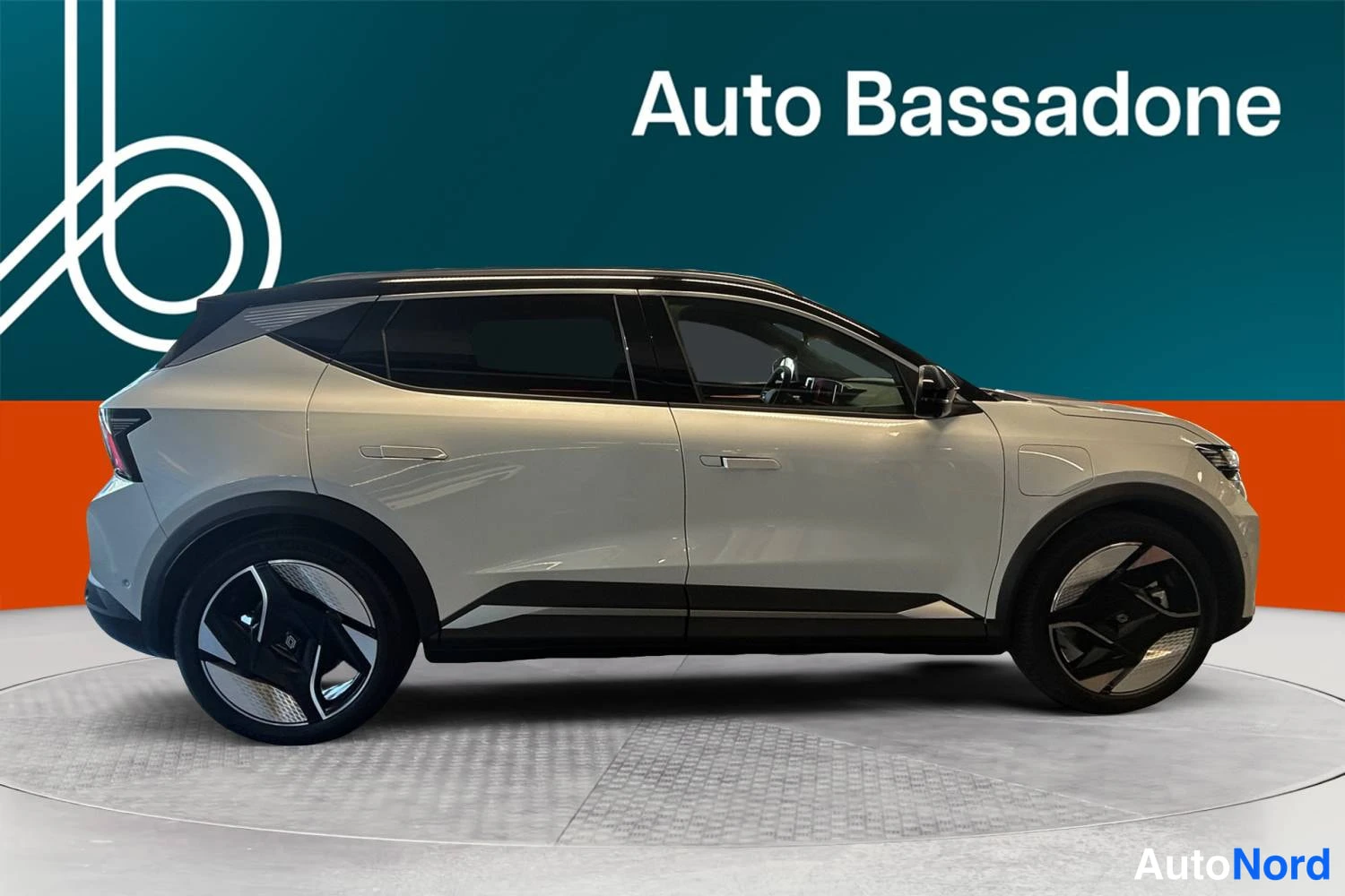 Vit Renault Scenic E-Tech electric 2026, från sidan, bild 5