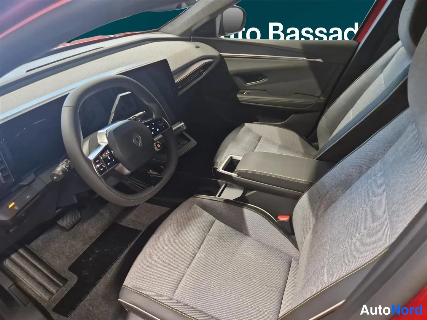 Punainen Renault Scenic E-Tech electric 2026, ohjaamo, kuva 9
