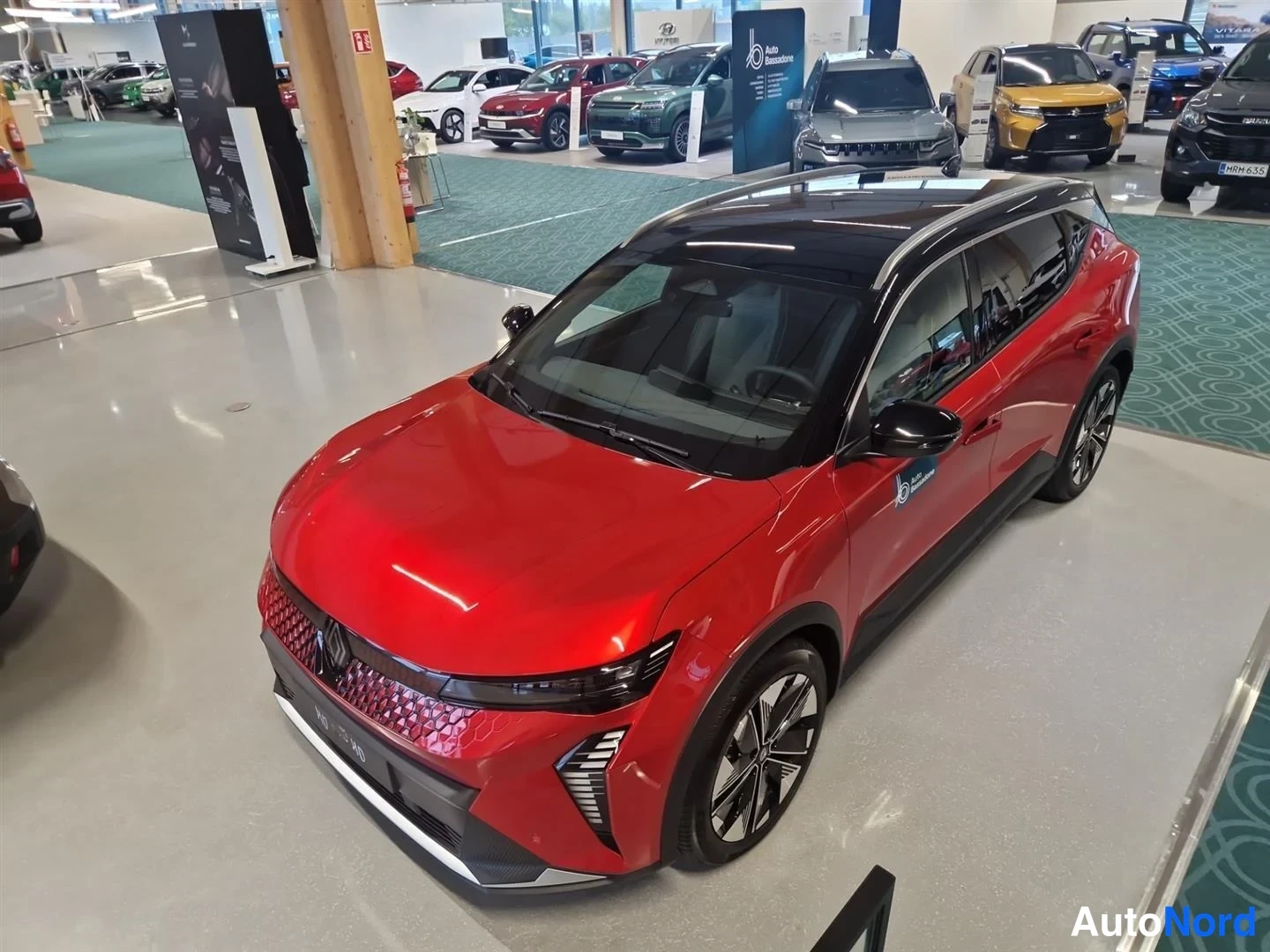 Punainen Renault Scenic E-Tech electric 2026, etuviisto, keula vasemmalle, kuva 2
