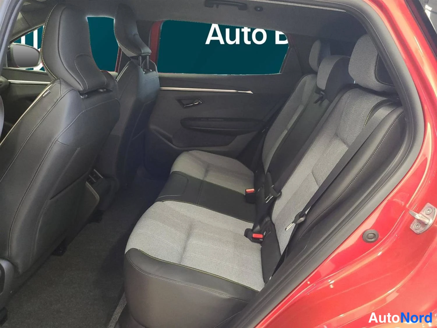 Punainen Renault Scenic E-Tech electric 2026, takaistuimet, kuva 9