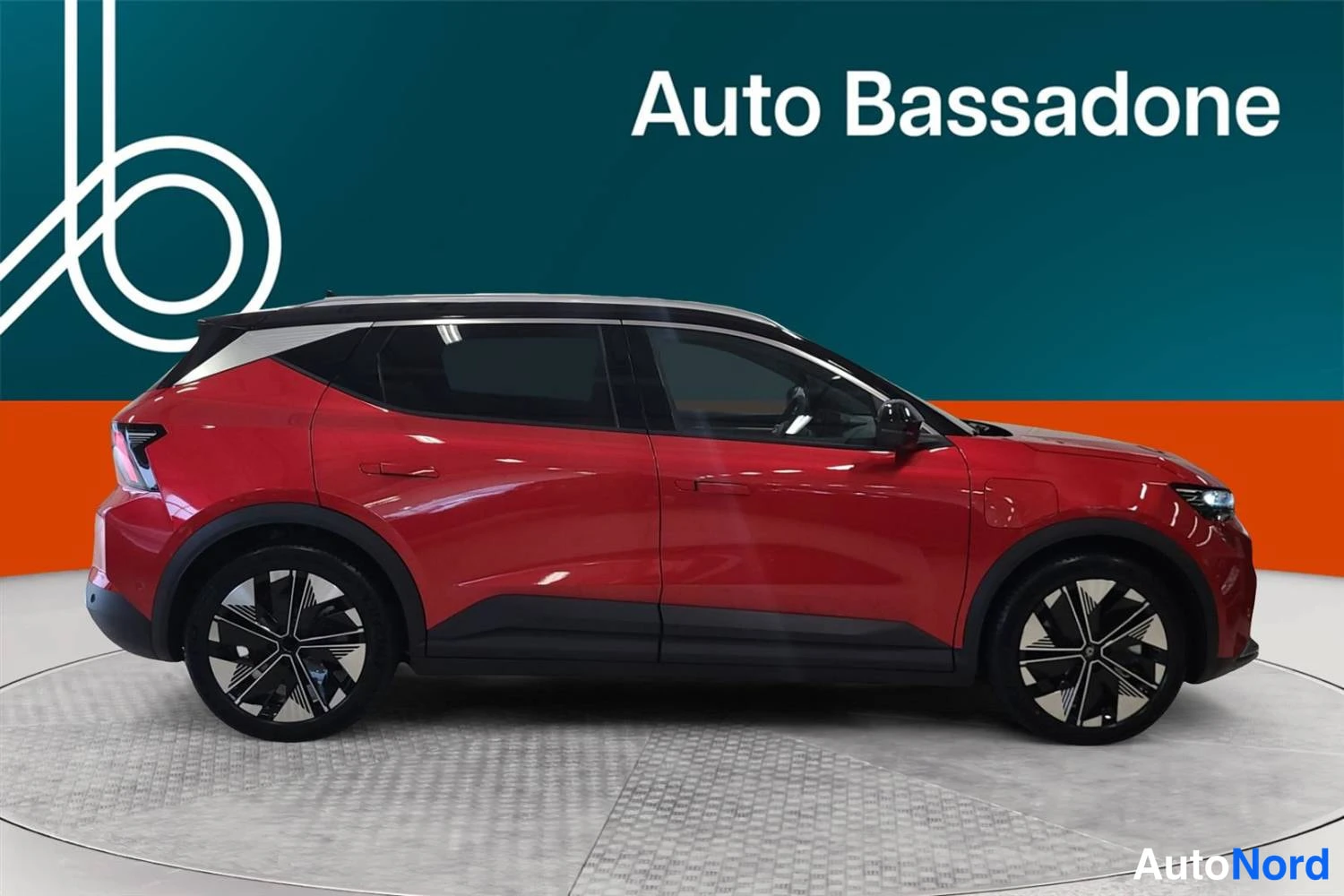 Punainen Renault Scenic E-Tech electric 2026, etuviisto, keula oikealle, kuva 4