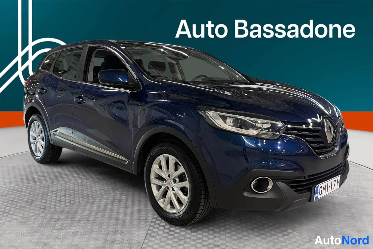 Sininen Renault Kadjar 2017, etuviisto, keula oikealle, kuva 2