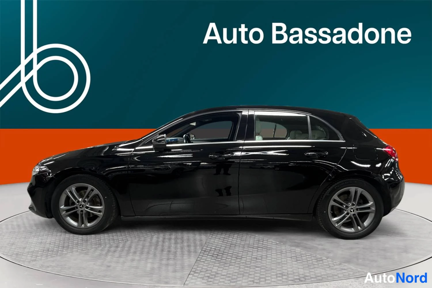 Musta Mercedes-Benz A 180 2019, sivulta, kuva 4