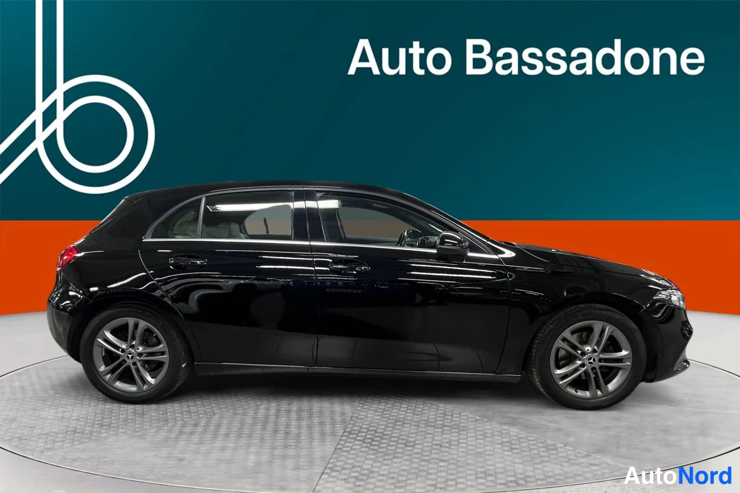 Musta Mercedes-Benz A 180 2019, sivulta, kuva 5