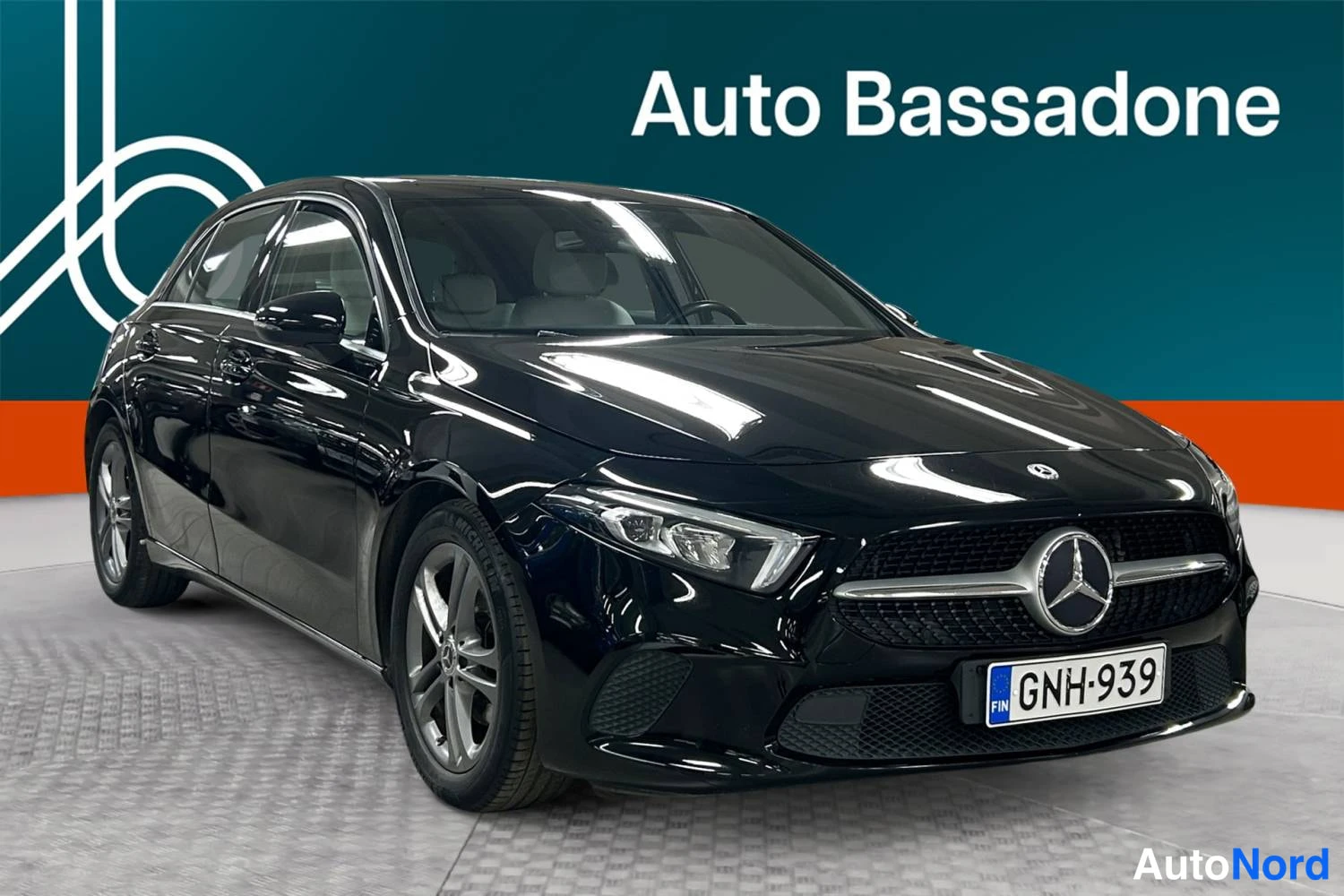 Musta Mercedes-Benz A 180 2019, etuviisto, keula oikealle, kuva 2