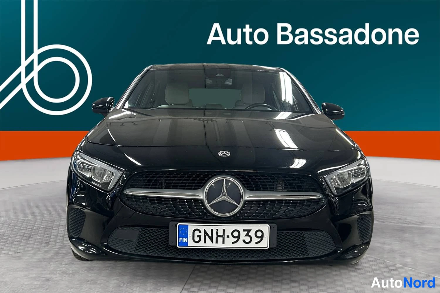 Musta Mercedes-Benz A 180 2019, edestä, kuva 3