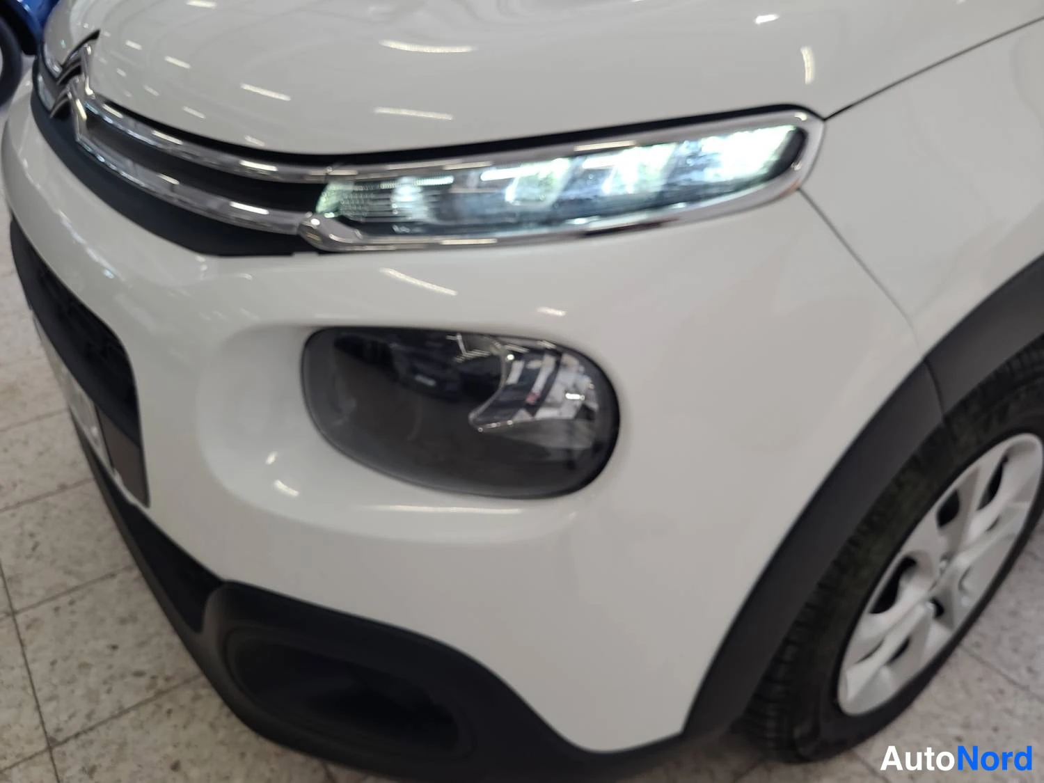 Valkoinen Citroen C3 2019, edestä, kuva 4