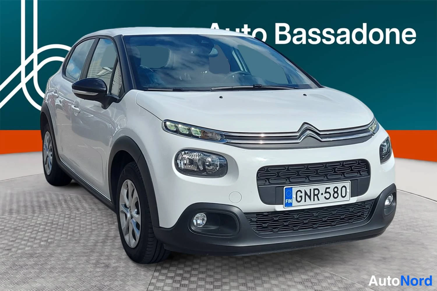 Valkoinen Citroen C3 2019, etuviisto, keula oikealle, kuva 2