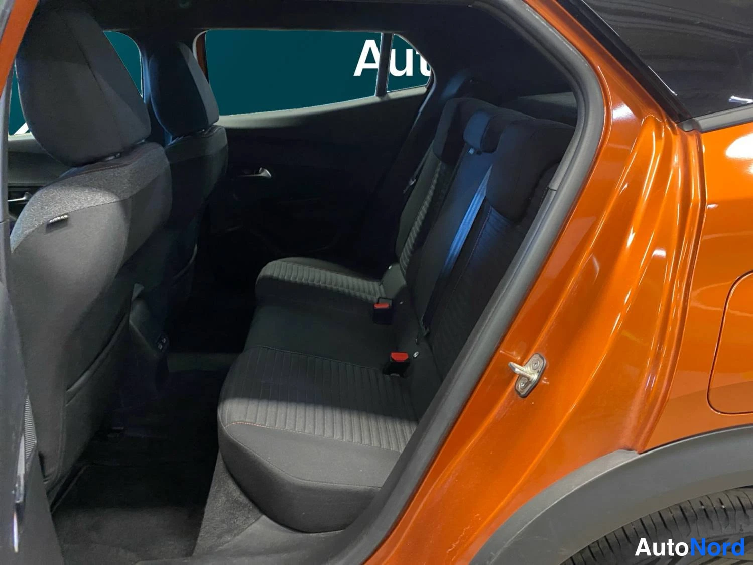 Oranssi Peugeot E-2008 2023, kuva 18
