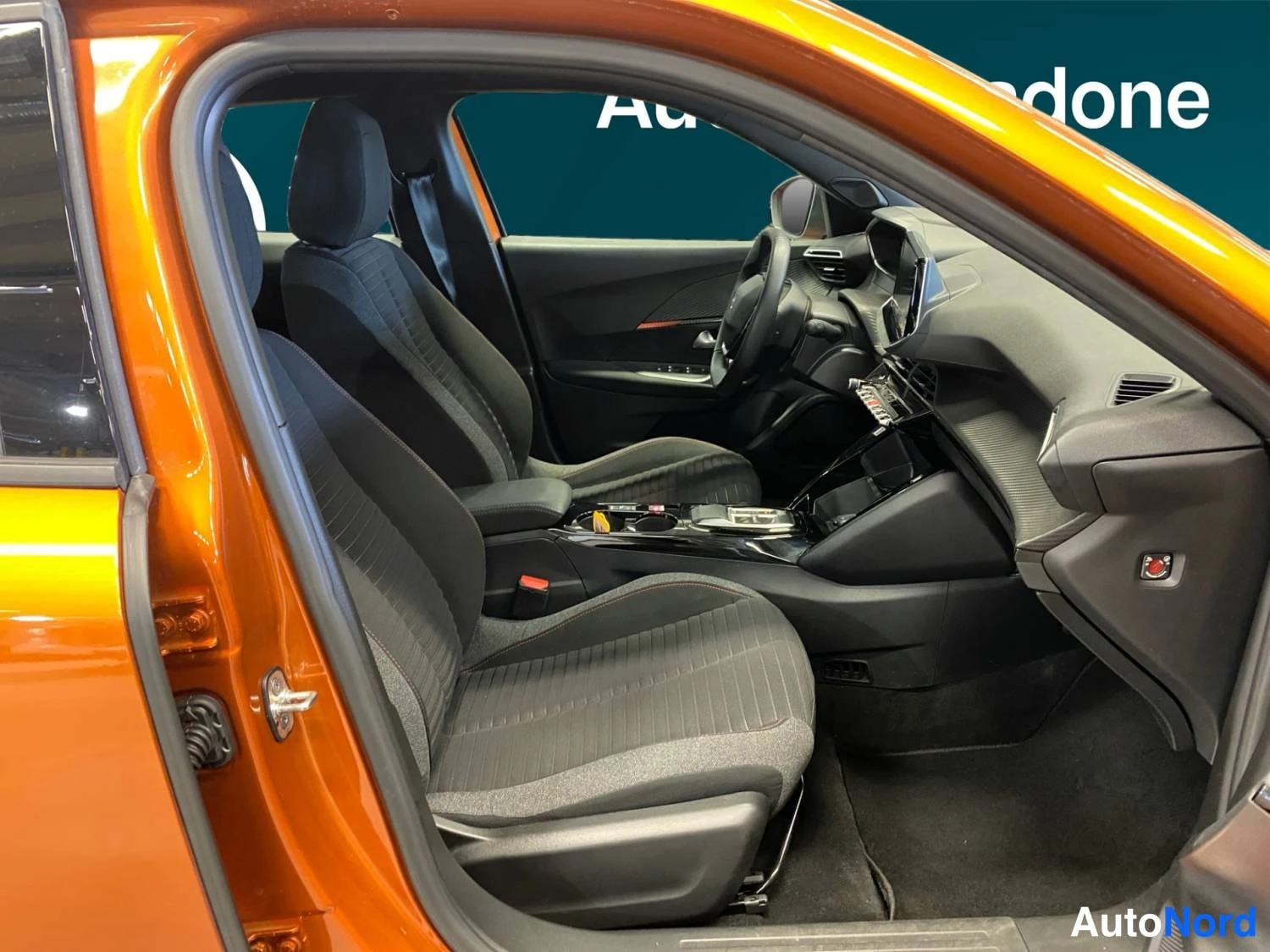 Oranssi Peugeot E-2008 2023, kuva 19