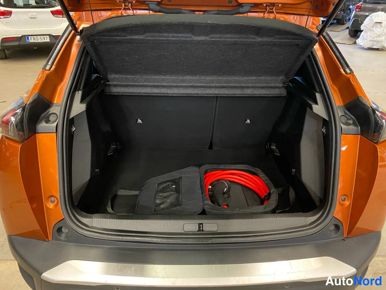 Oranssi Peugeot E-2008 2023, takaa, kuva 9
