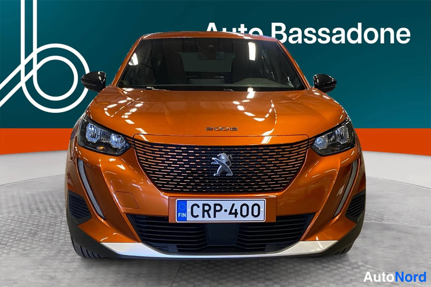 Oranssi Peugeot E-2008 2023, edestä, kuva 3