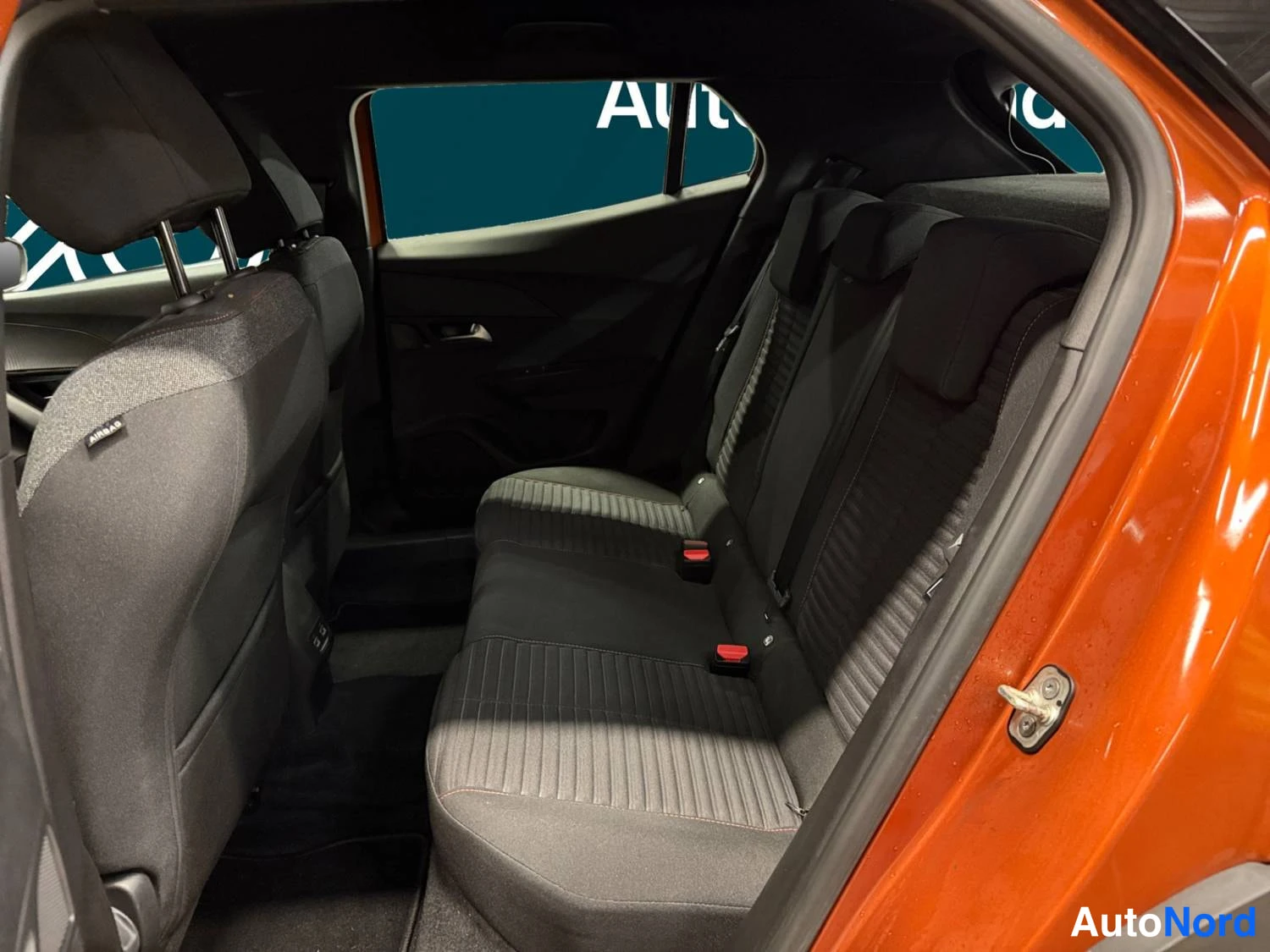 Oranssi Peugeot E-2008 2023, kuva 14