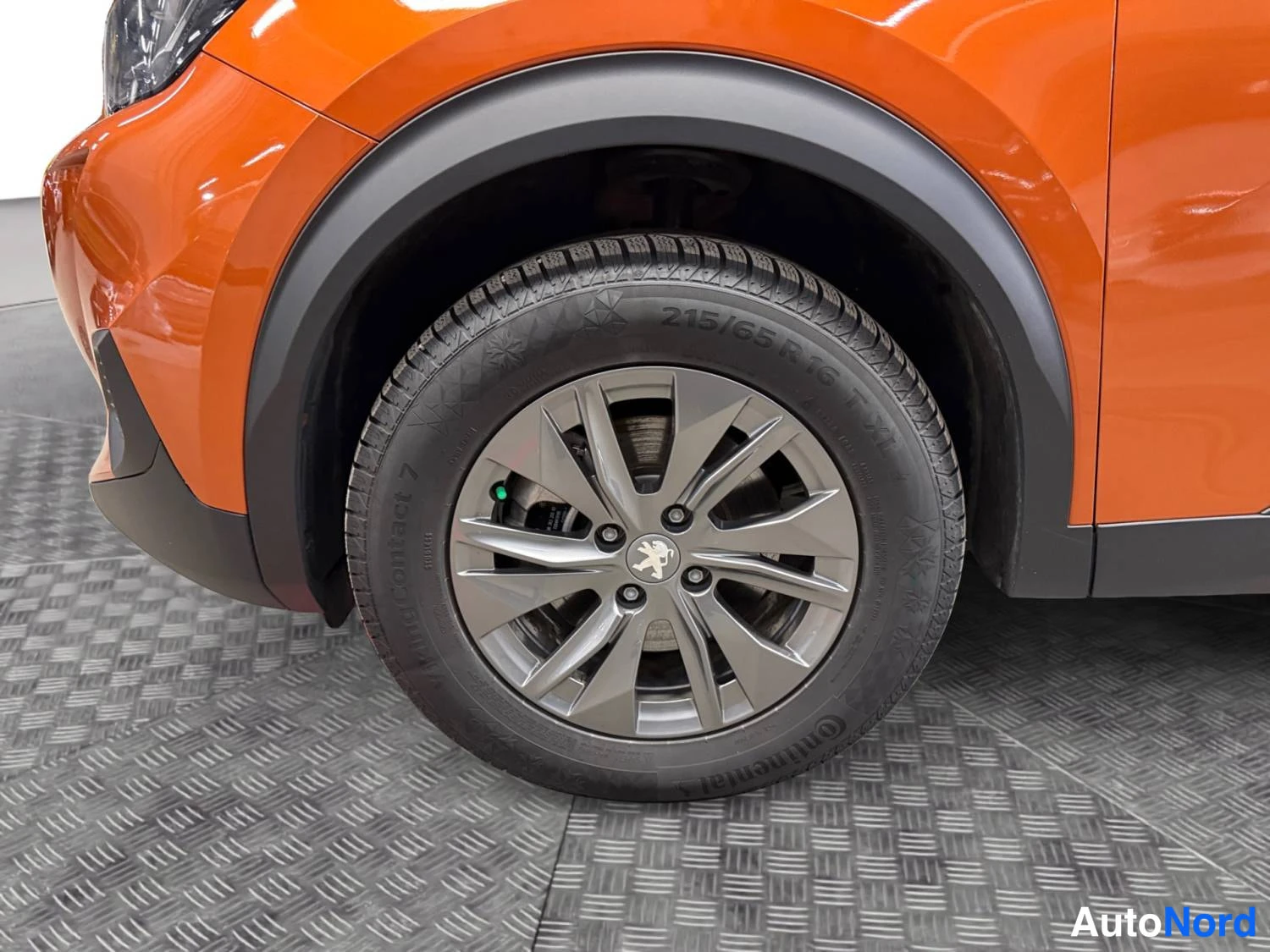 Oranssi Peugeot E-2008 2023, kuva 15