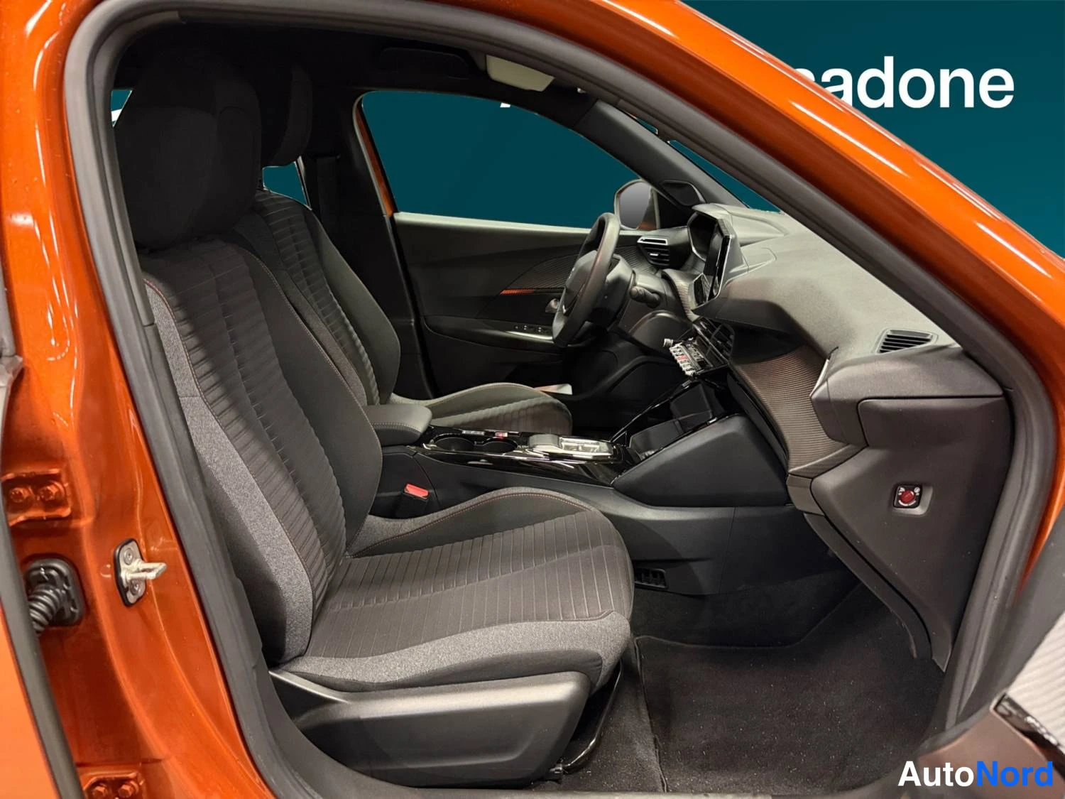 Oranssi Peugeot E-2008 2023, kuva 16