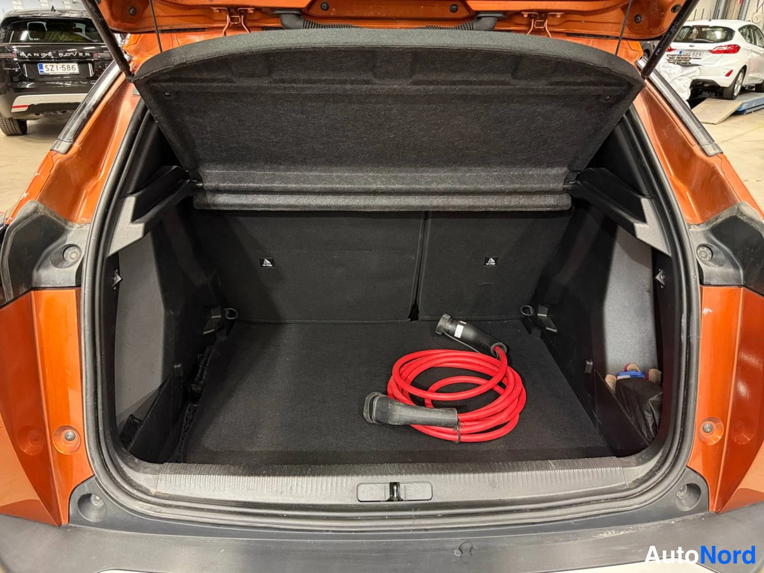 Oranssi Peugeot E-2008 2023, kuva 18