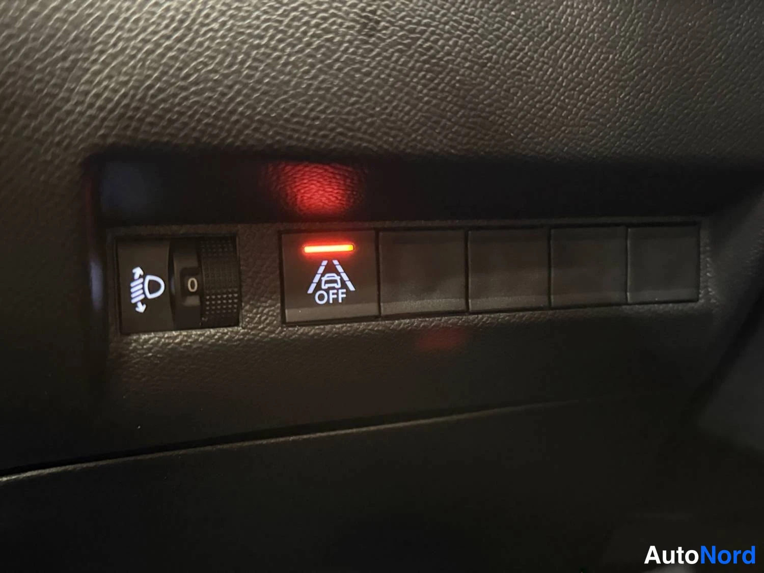 Oranssi Peugeot E-2008 2023, kuva 22