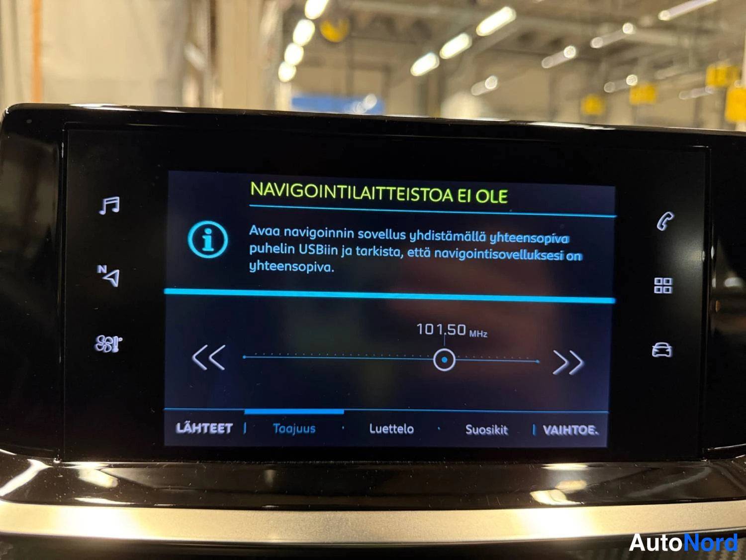 Oranssi Peugeot E-2008 2023, kuva 25