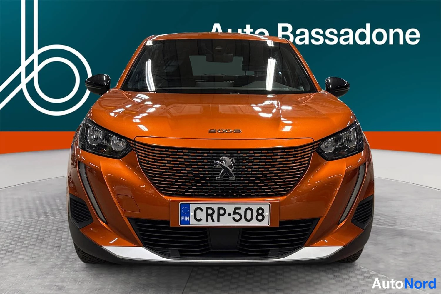 Oranssi Peugeot E-2008 2023, edestä, kuva 3