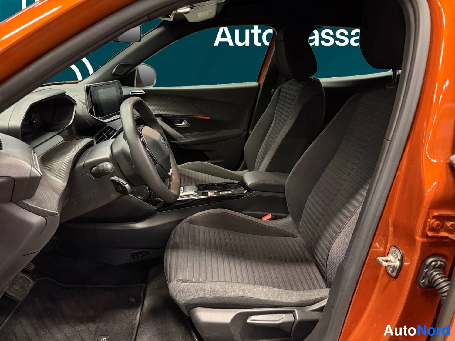 Oranssi Peugeot E-2008 2023, kuva 10