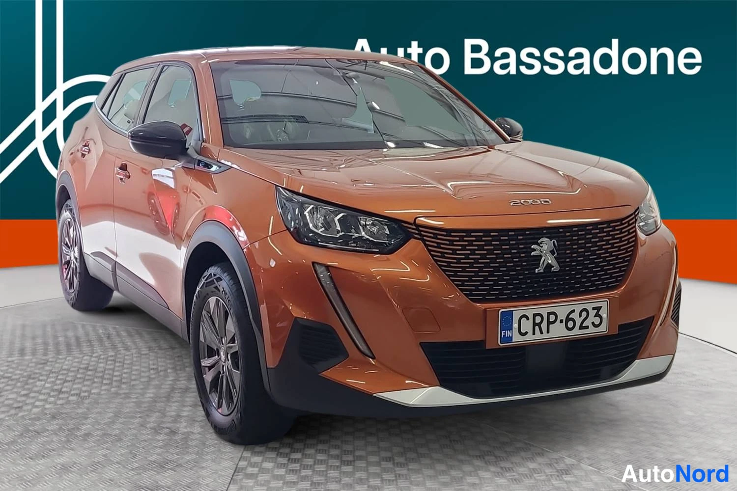 Oranssi Peugeot E-2008 2023, etuviisto, keula oikealle, kuva 2