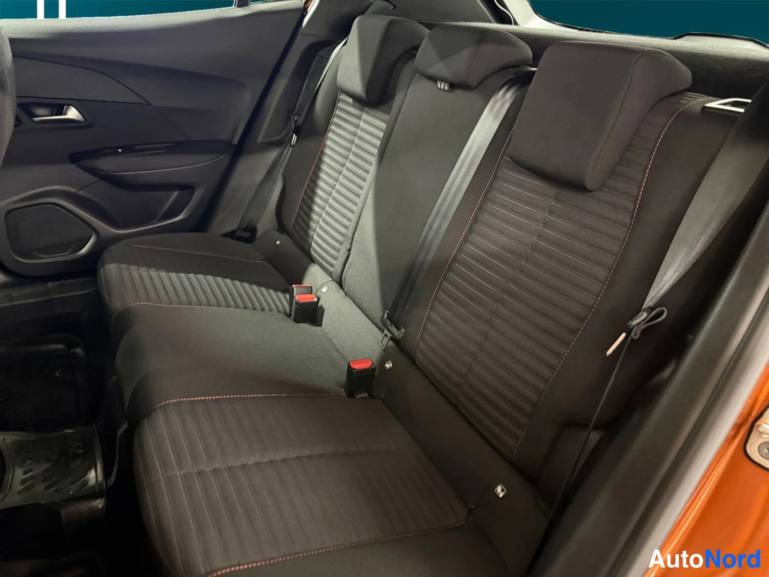 Oranssi Peugeot E-2008 2023, kuva 14