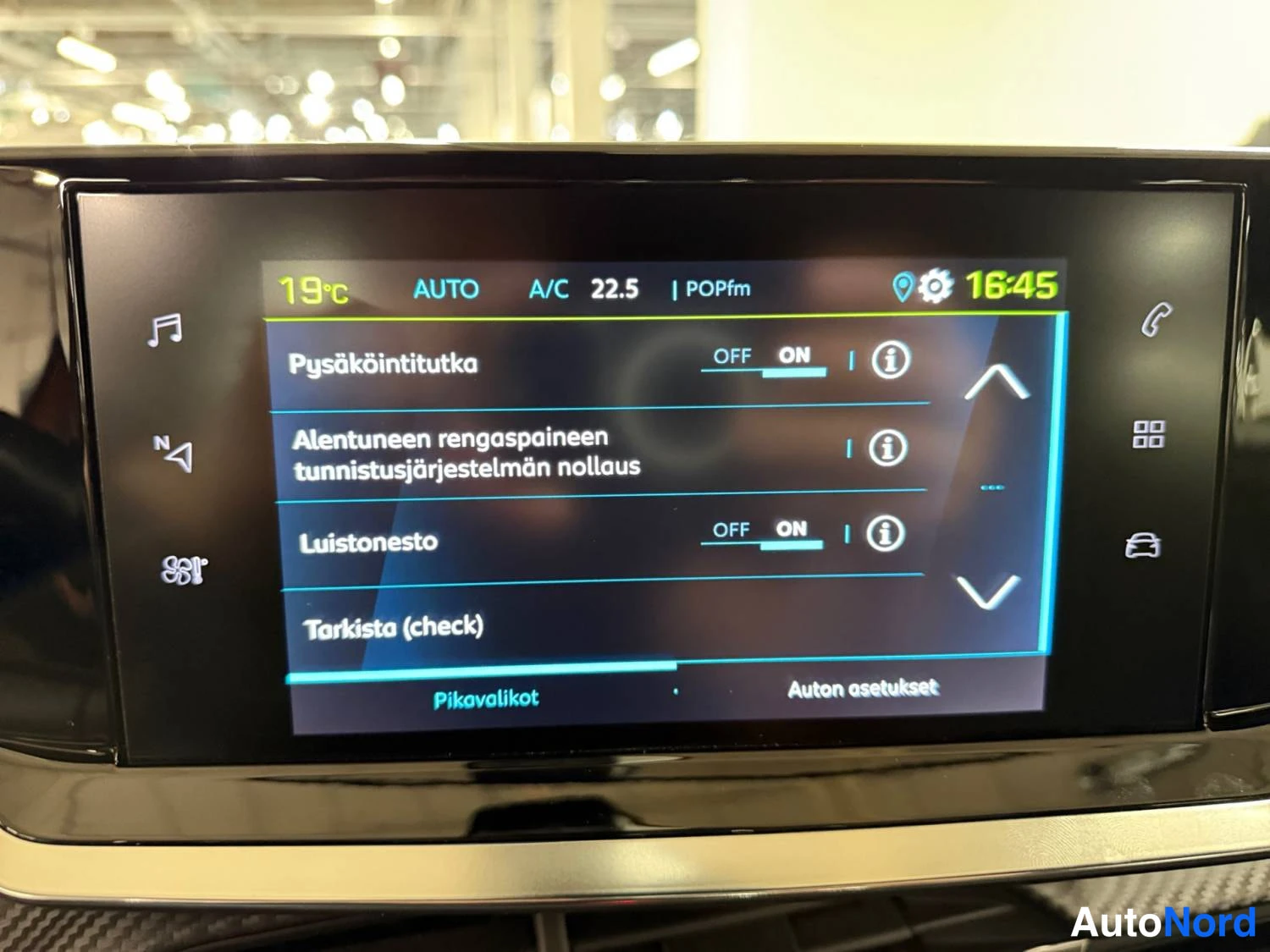 Oranssi Peugeot E-2008 2023, kuva 24