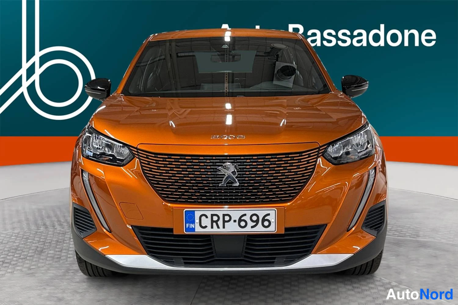 Oranssi Peugeot E-2008 2023, edestä, kuva 4