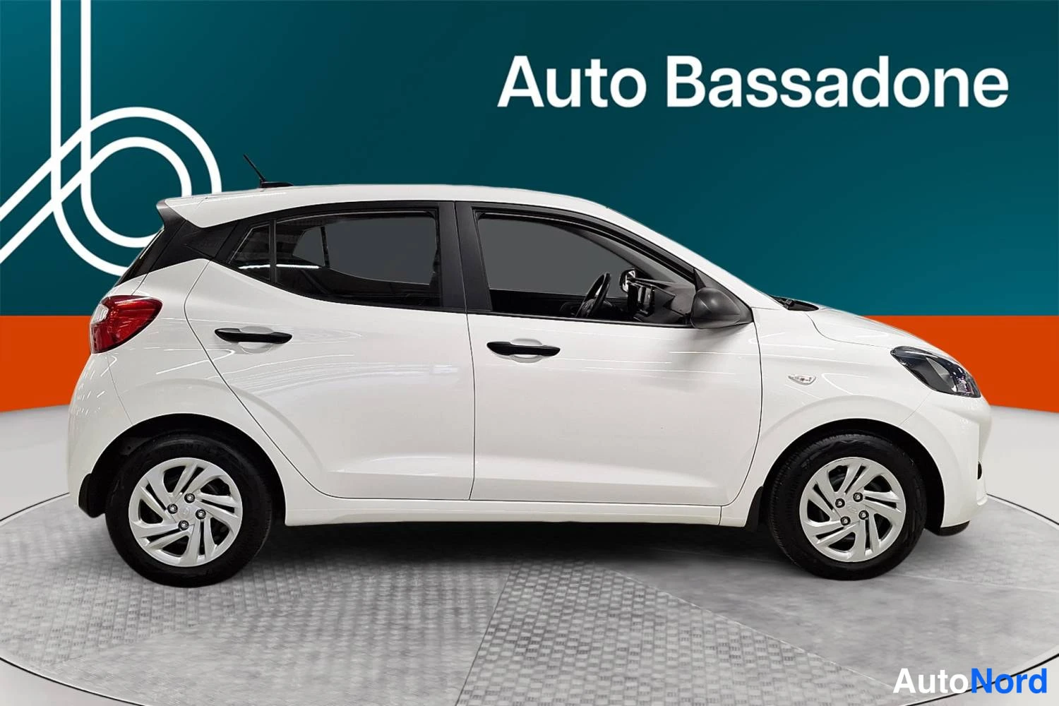 Valkoinen Hyundai I10 2023, sivulta, kuva 5