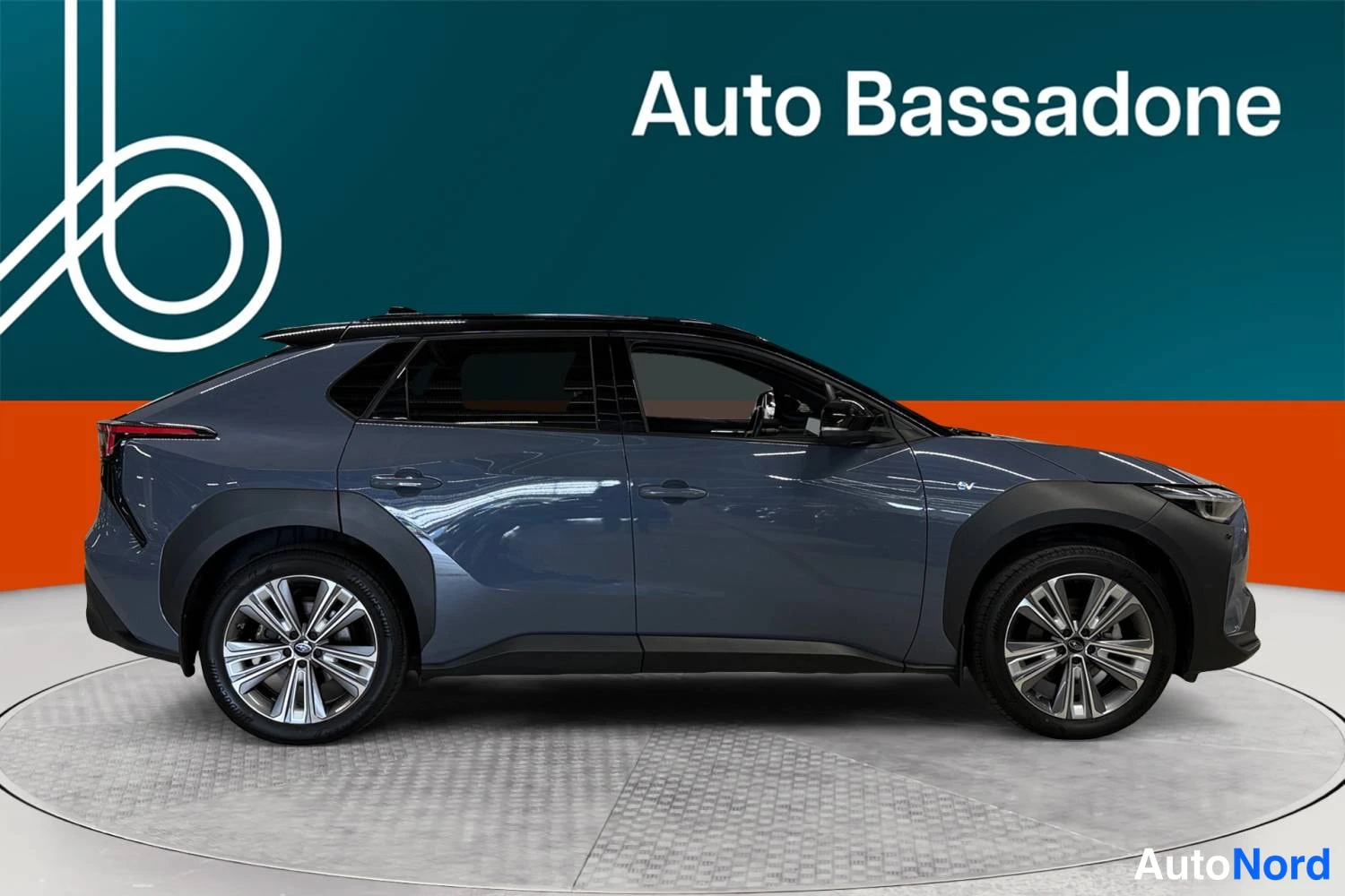 Harmaa Subaru Solterra 2022, sivulta, kuva 5