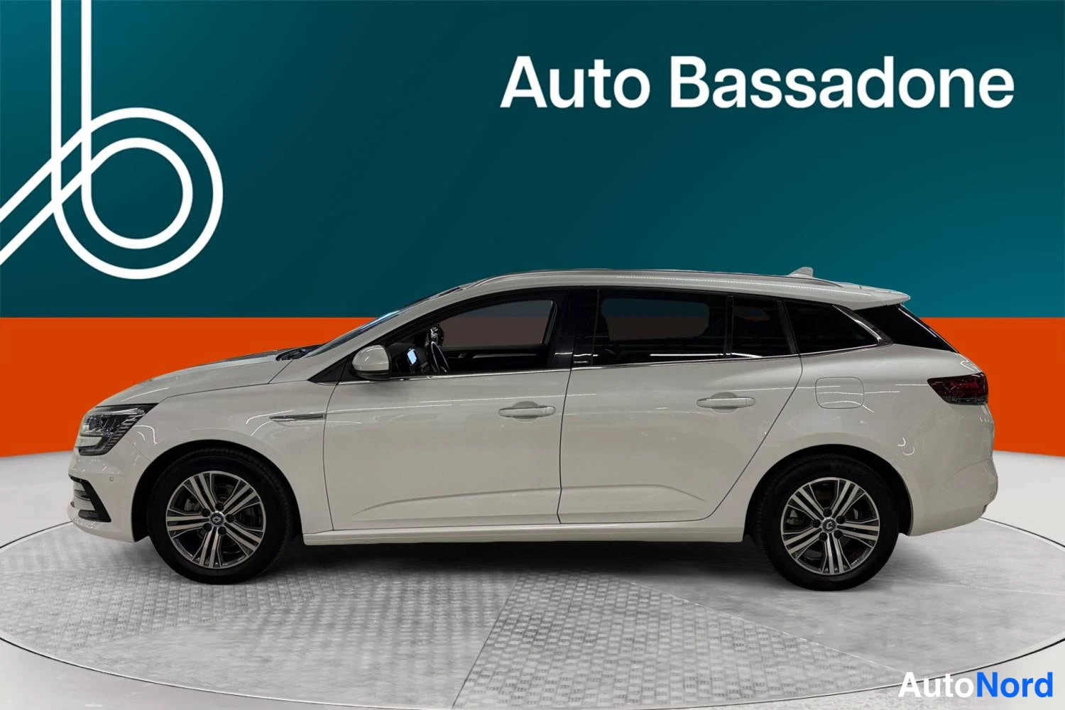 Valkoinen Renault Megane 2021, sivulta, kuva 5