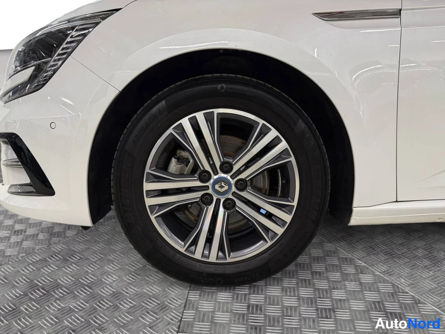 Valkoinen Renault Megane 2021, etuviisto, keula vasemmalle, kuva 2